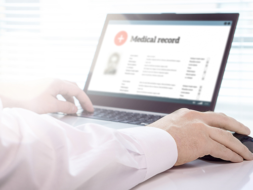 Symbolbild: Arzt schaut auf Medizinische Anwendung am Laptop